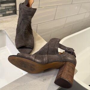 Stylish Gray Suede Women's Heeled Sandals b2